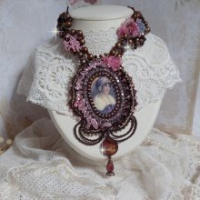 Belle Romance Haute-Couture Halskette bestickt mit einem Cabochon Porträt einer Frau in Hut mit Kristallen, satinierten Perlen, goldenen Rundperlen, Perlmuttperlen, Perlmuttcabochons und 